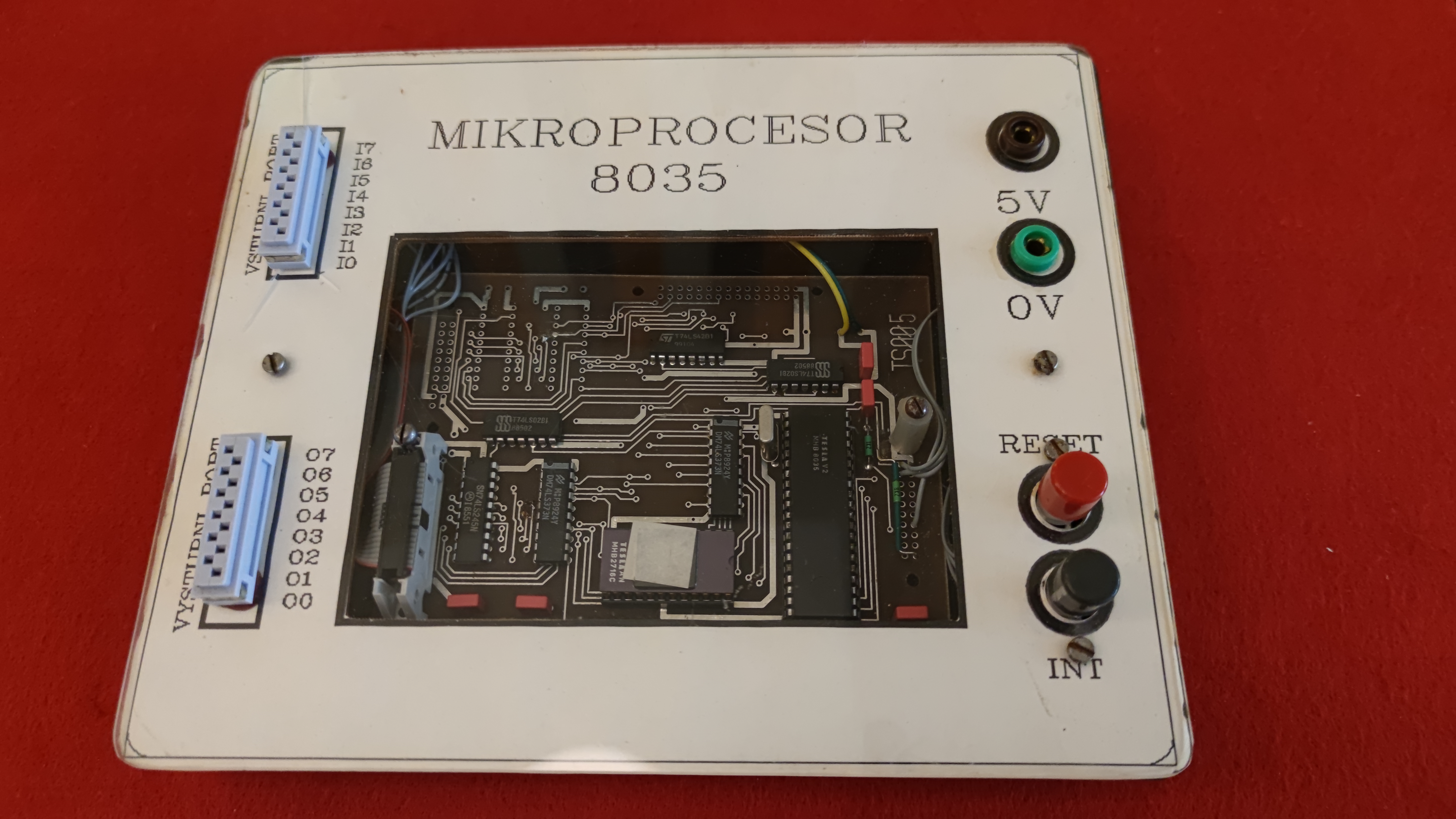 Intel 8035 + Tesla MHB8035 — USA/Československo, 1976.