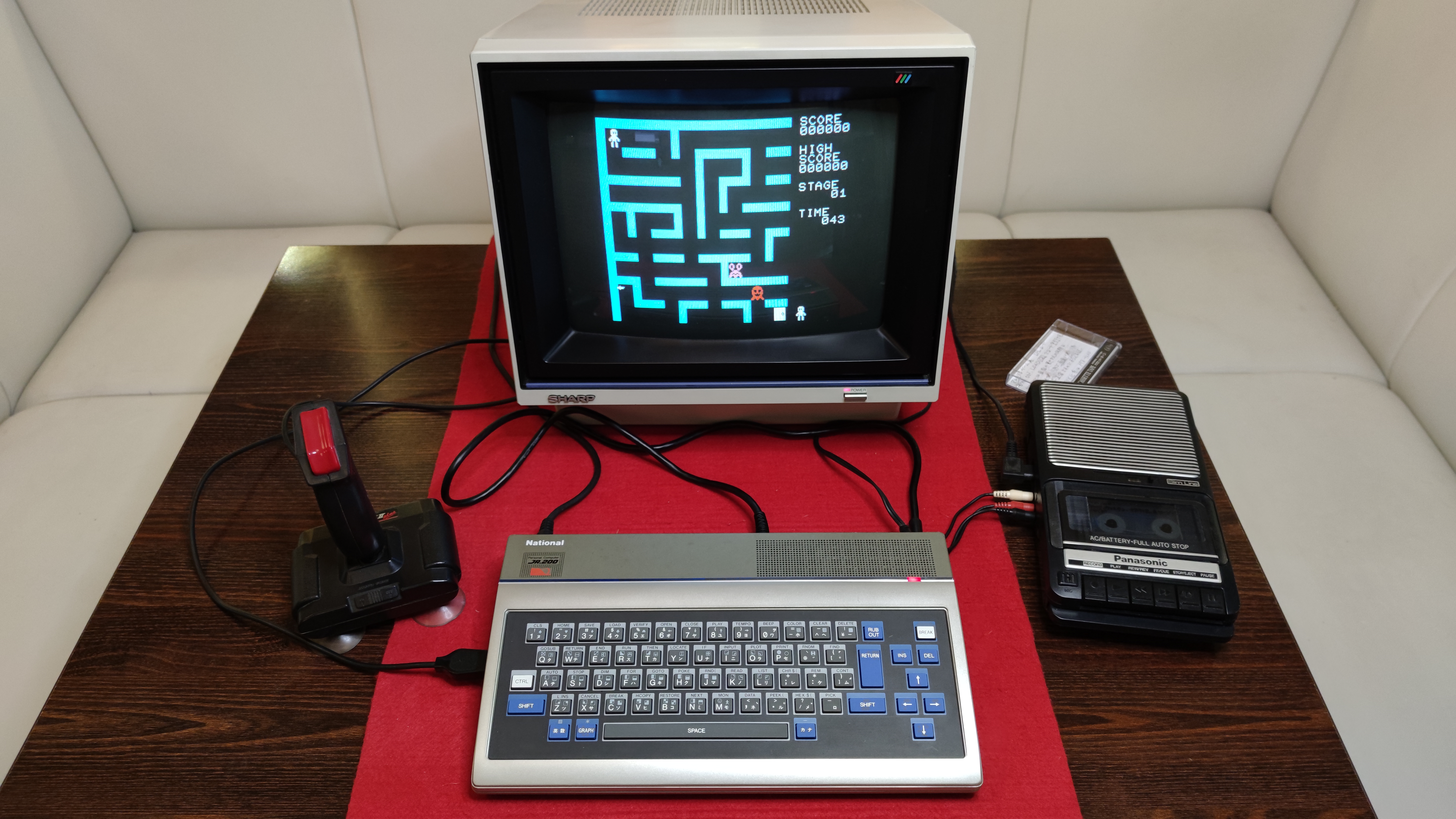 National/Panasonic JR-200 — Japonsko, 1982.