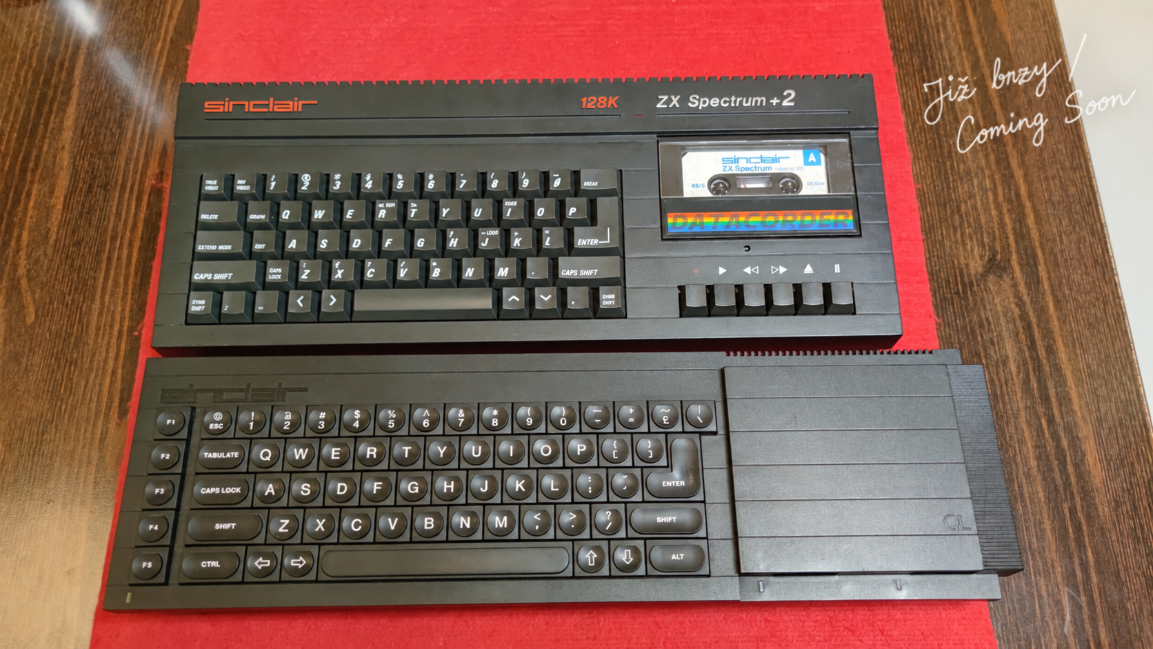Sinclair ZX Spectrum 128K +2A, Anglie, 1988. Počítač s integrovaným kazetovým magnetofonem, na fotografii také Sinclair QL.