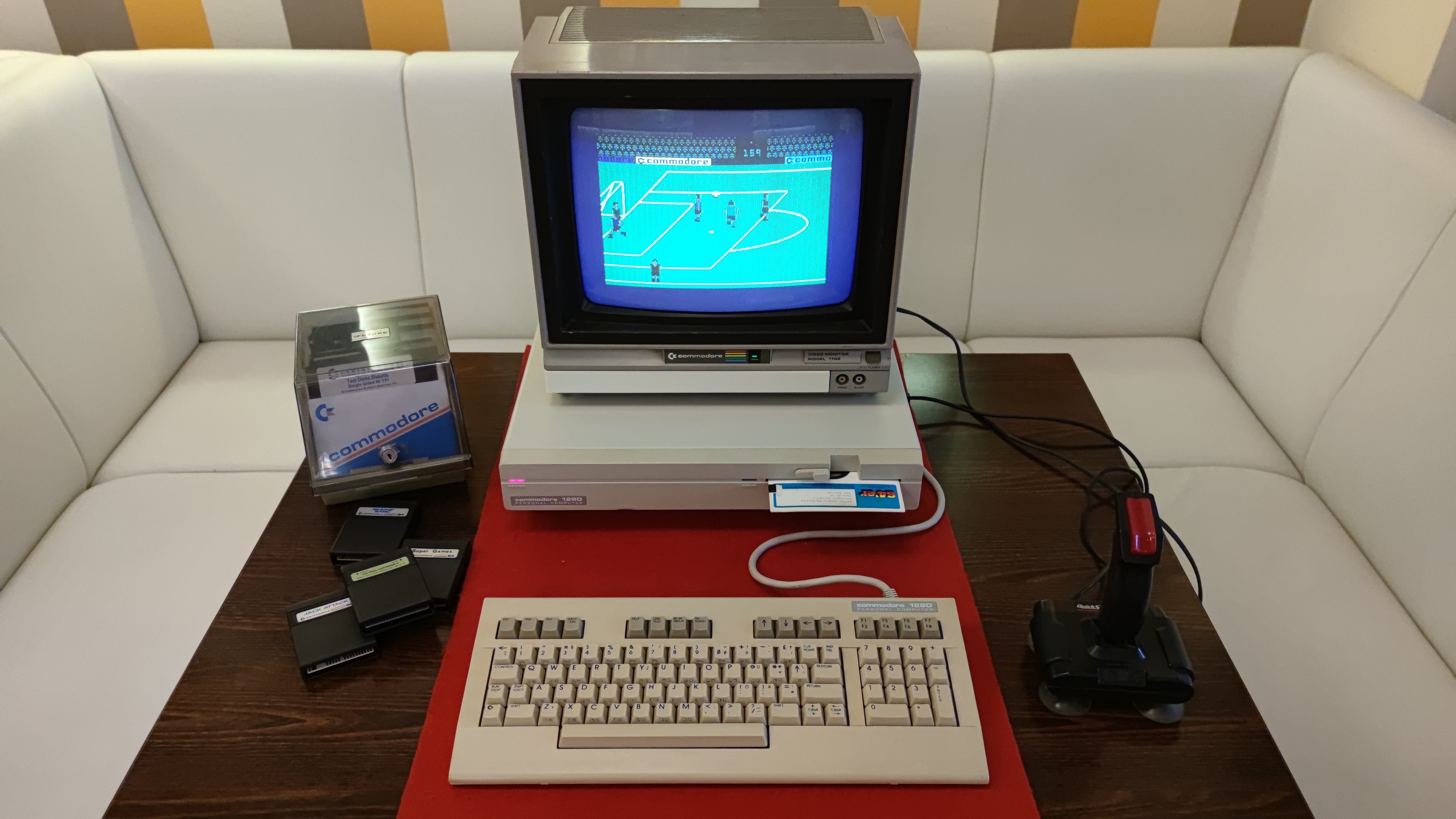 Commodore 128D — USA/Západní Německo, 1985.