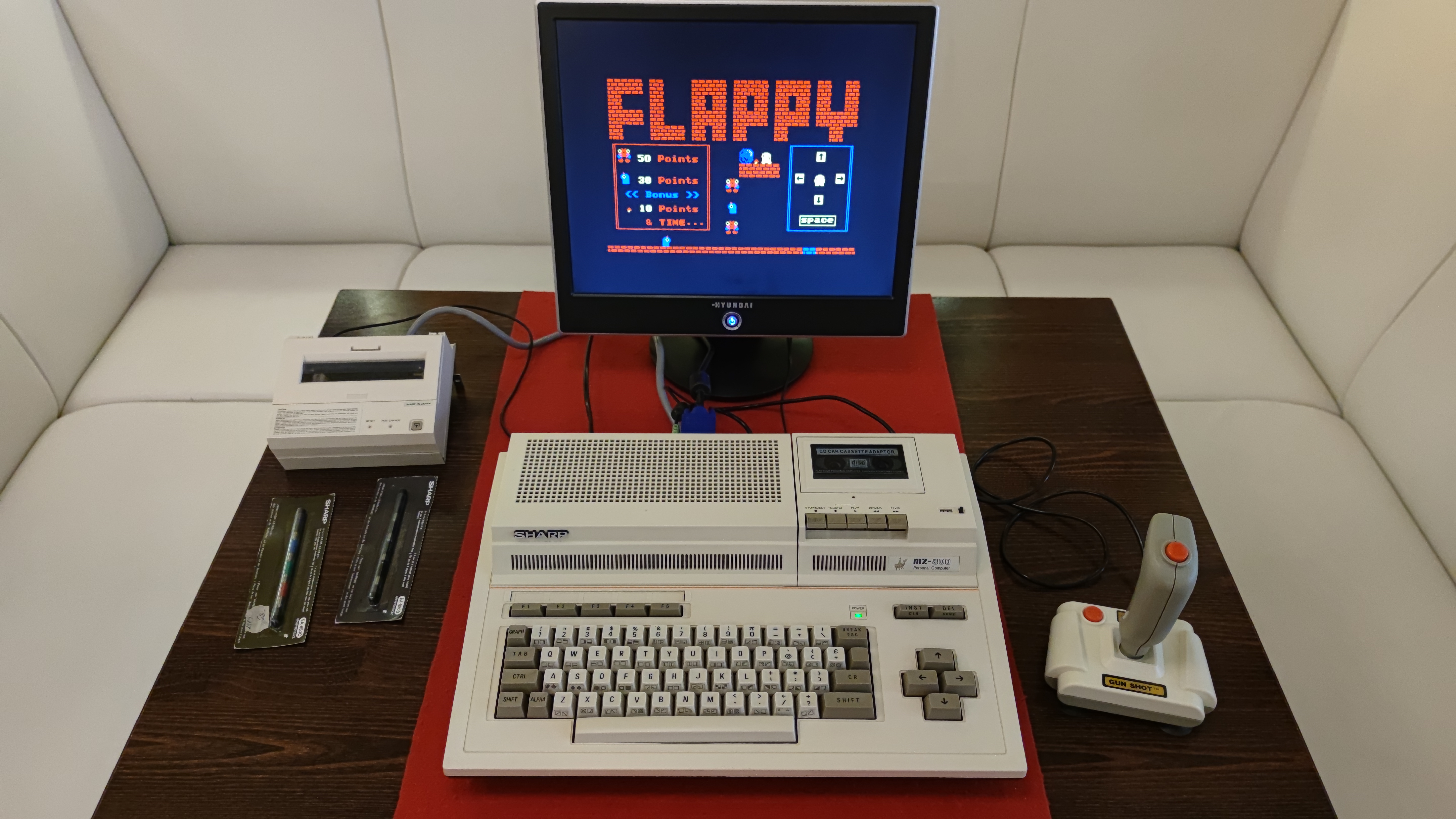 Sharp MZ-821 (MZ-800) — Japonsko, 1986.
