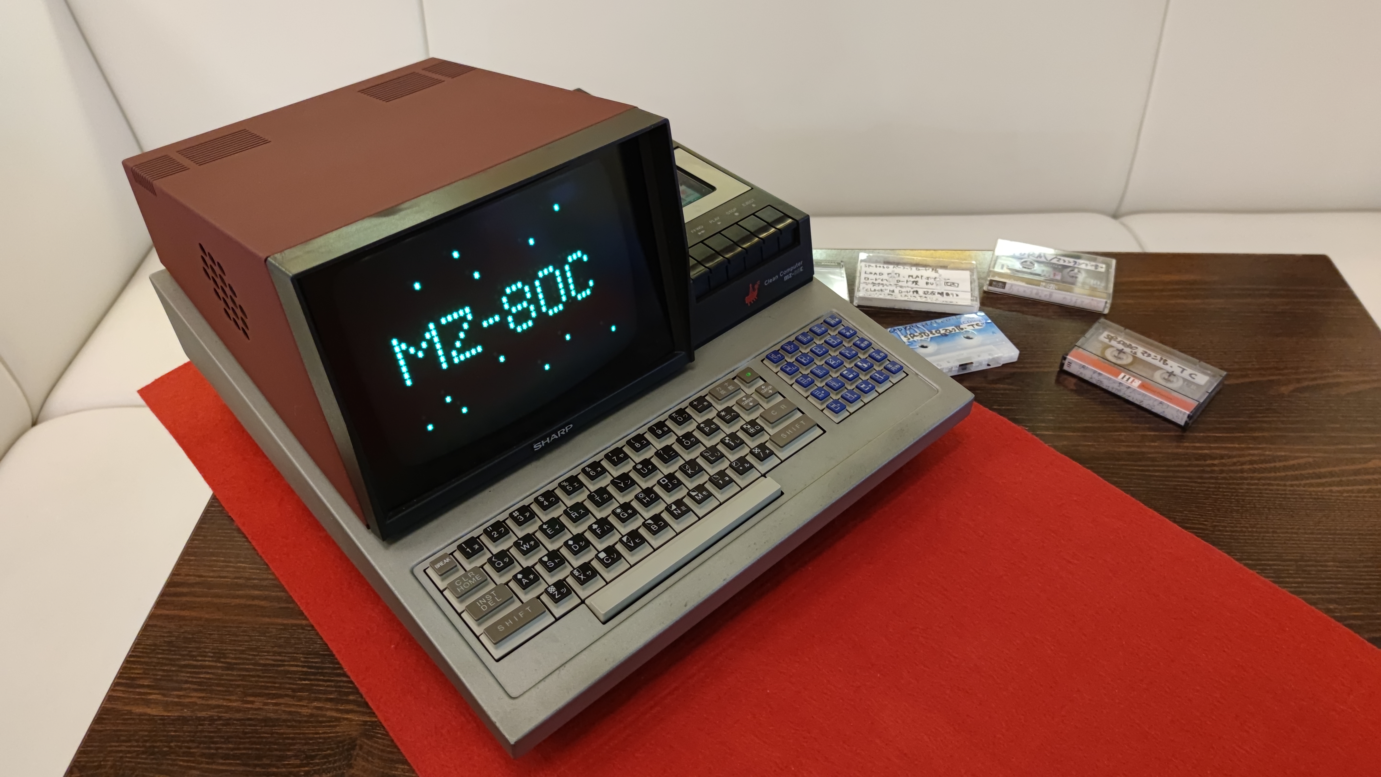 Sharp MZ-80C — Japonsko, 1979.