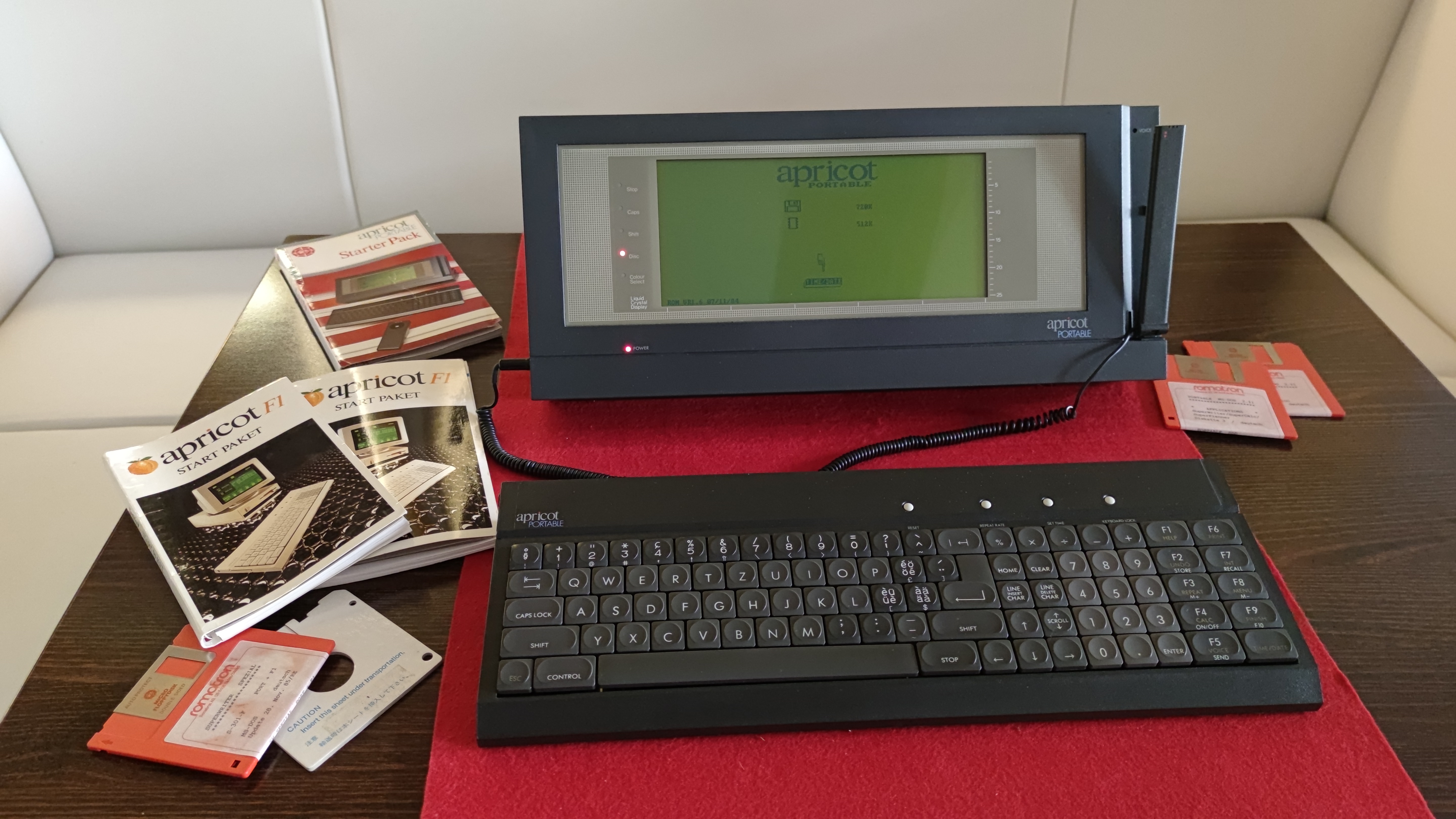 Apricot Portable — Anglie, 1984.