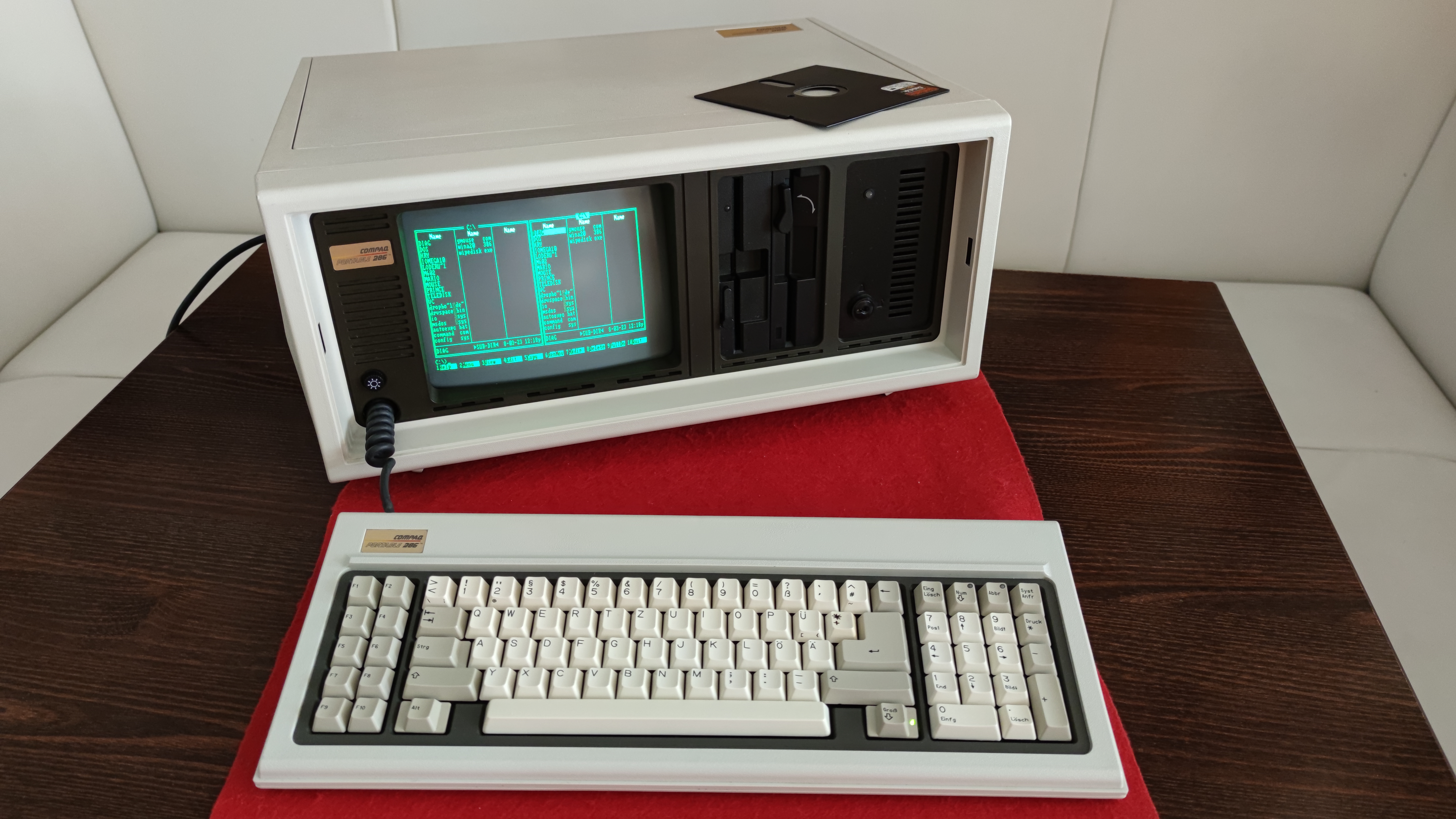Compaq Portable 286 — USA, 1985.