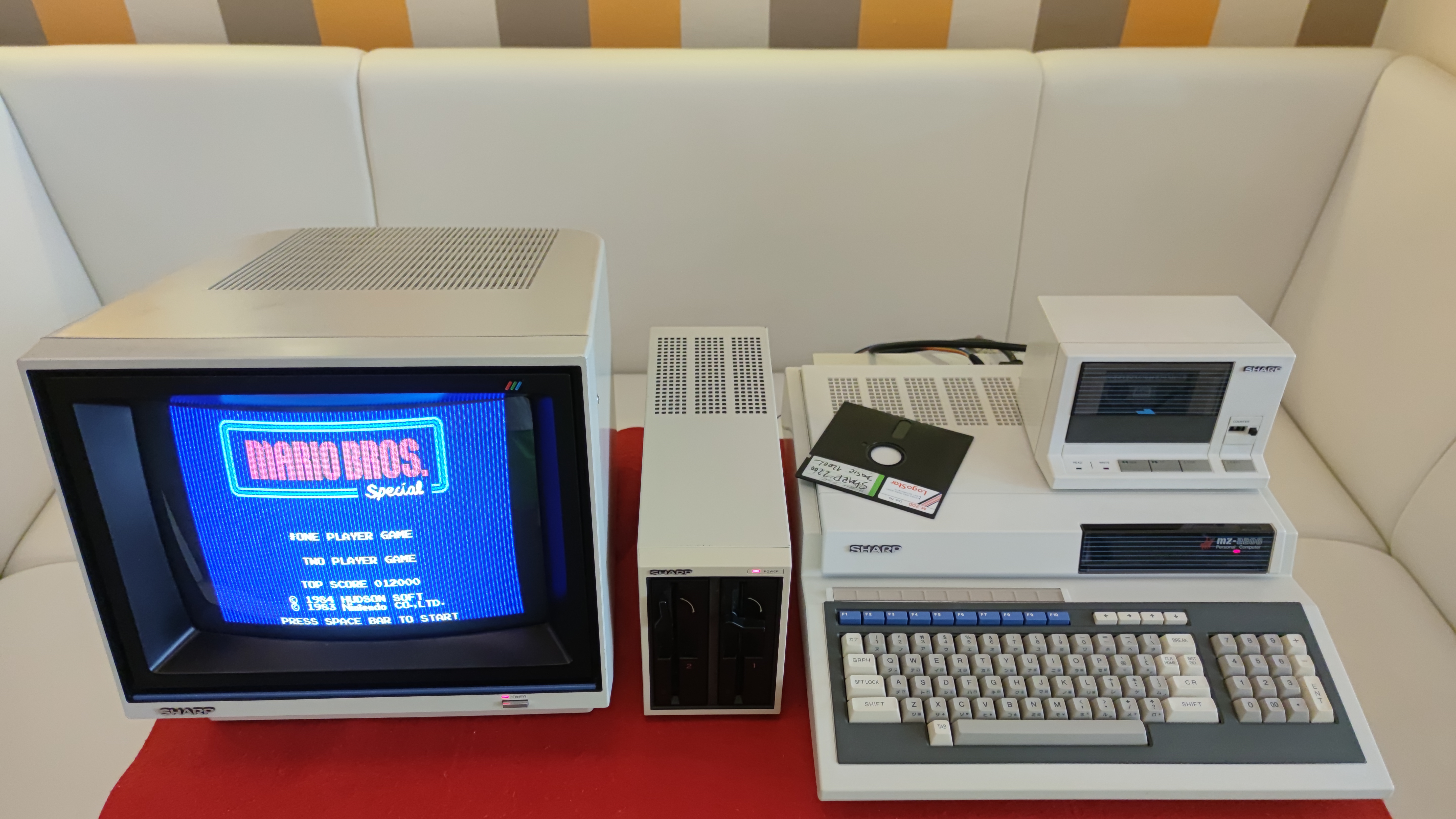 Sharp MZ-2200 — Japonsko, 1983.