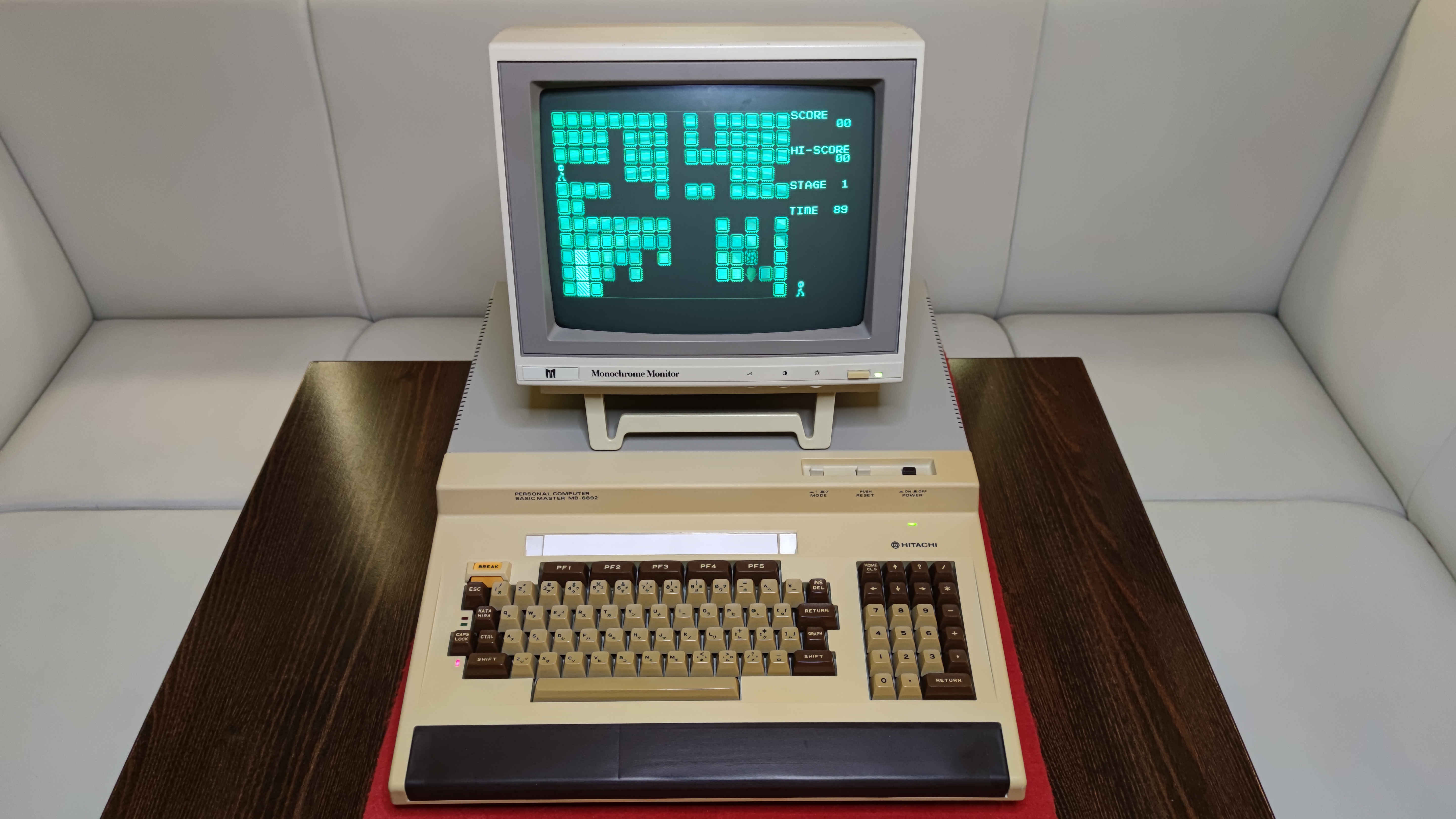 Hitachi MB-6892 Basic Master Level 3 Mark 5 — Japonsko, 1983.