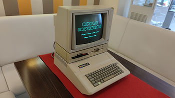 Apple IIe, detail počítače a rozšiřujících karet / computer and expansion card detail, RetroComputer.cz collection, photo 3