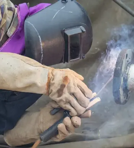 male-welder-worker-wearing-protective-clothing-fixing-repair-pipeline-welding-smoke_478515
