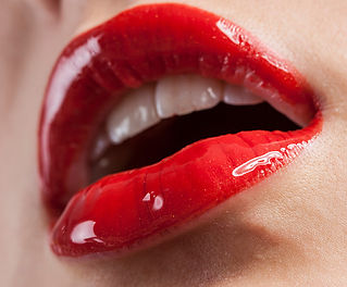 Rote, glänzende Lippen