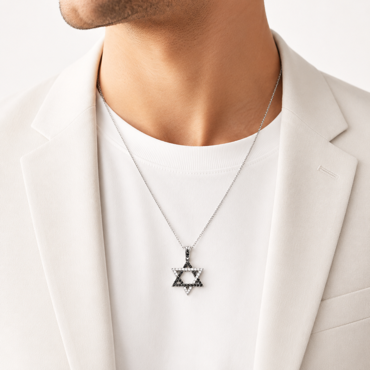 שרשרת מגן דוד משובצת יהלומים שחורים ולבנים