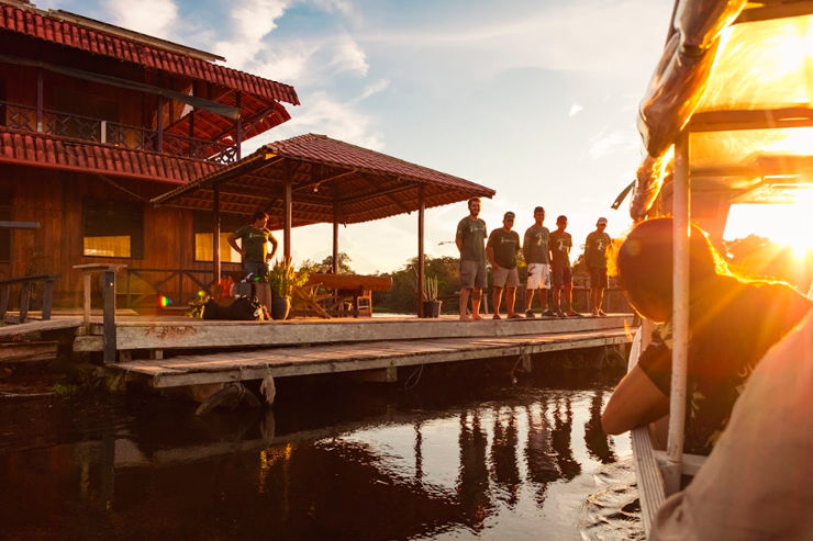 Grupo de pessoas no barco chegando no Uakari Lodge