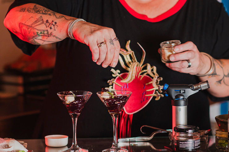 Imagem de uma pessoa fazendo drinks.