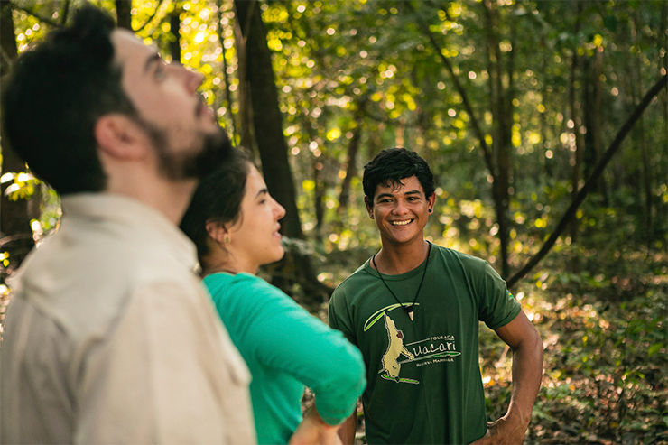 Imagem de turistas com guia local na floresta 