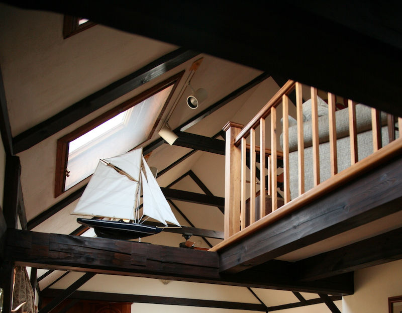 The main foyer with oriental rug at the Morning Glory Inn.