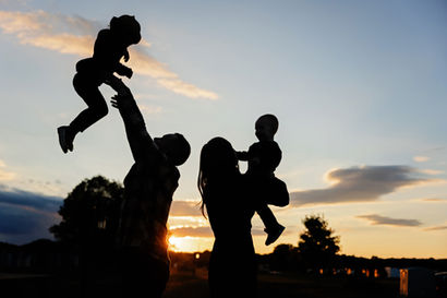 family portrait during sunset, family portrait silhouette