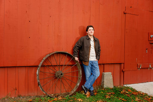 senior boy portrait in ct, senior boy portrait outdoor by barn