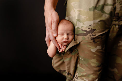 Newborn in pocket, Newborn in dads pocket