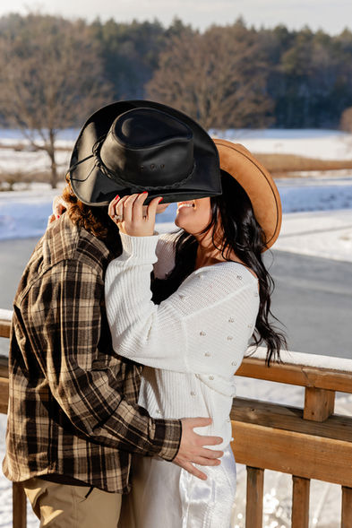 couple portrait in winter, couple portrait outdoors, couple portrait in ct during winter