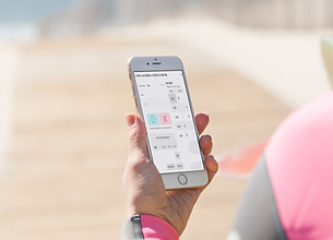 스마트폰 화면을 터치하는 손