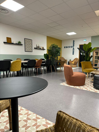 Espace Hybrid’Lab de l’ESCCOT : salle de travail moderne et lumineuse dédiée à la concentration des