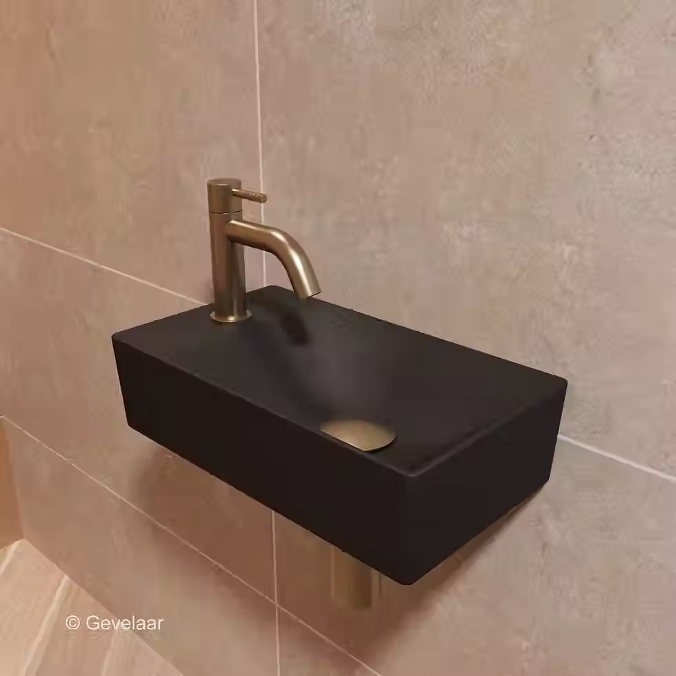 Thumbnail: Zaphir Hommage E toilet fonteinset mat zwart links schuin gebogen geb. goud
