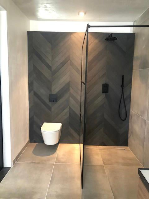 Badkamer ontwerpen met chevron dark grey tegels en grote zwarte inloopdouche