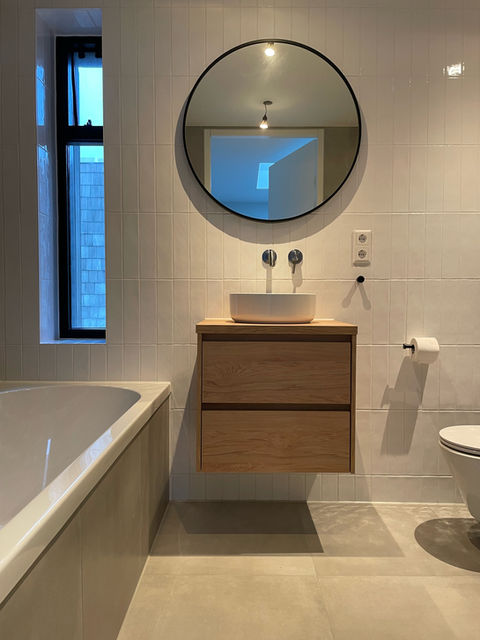 Badkamer ontwerpen met rvs kraan en Proline ideal oak onderkast. Witte kitkat tegels.2