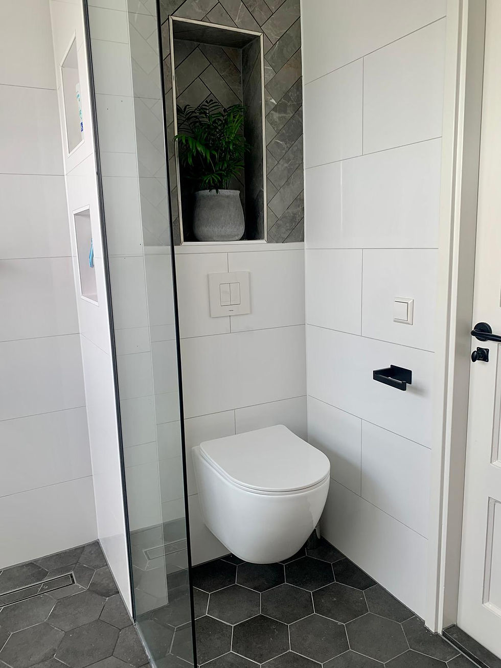 Badkamer kopen - inloopdouche met hangend toilet en witte tegels