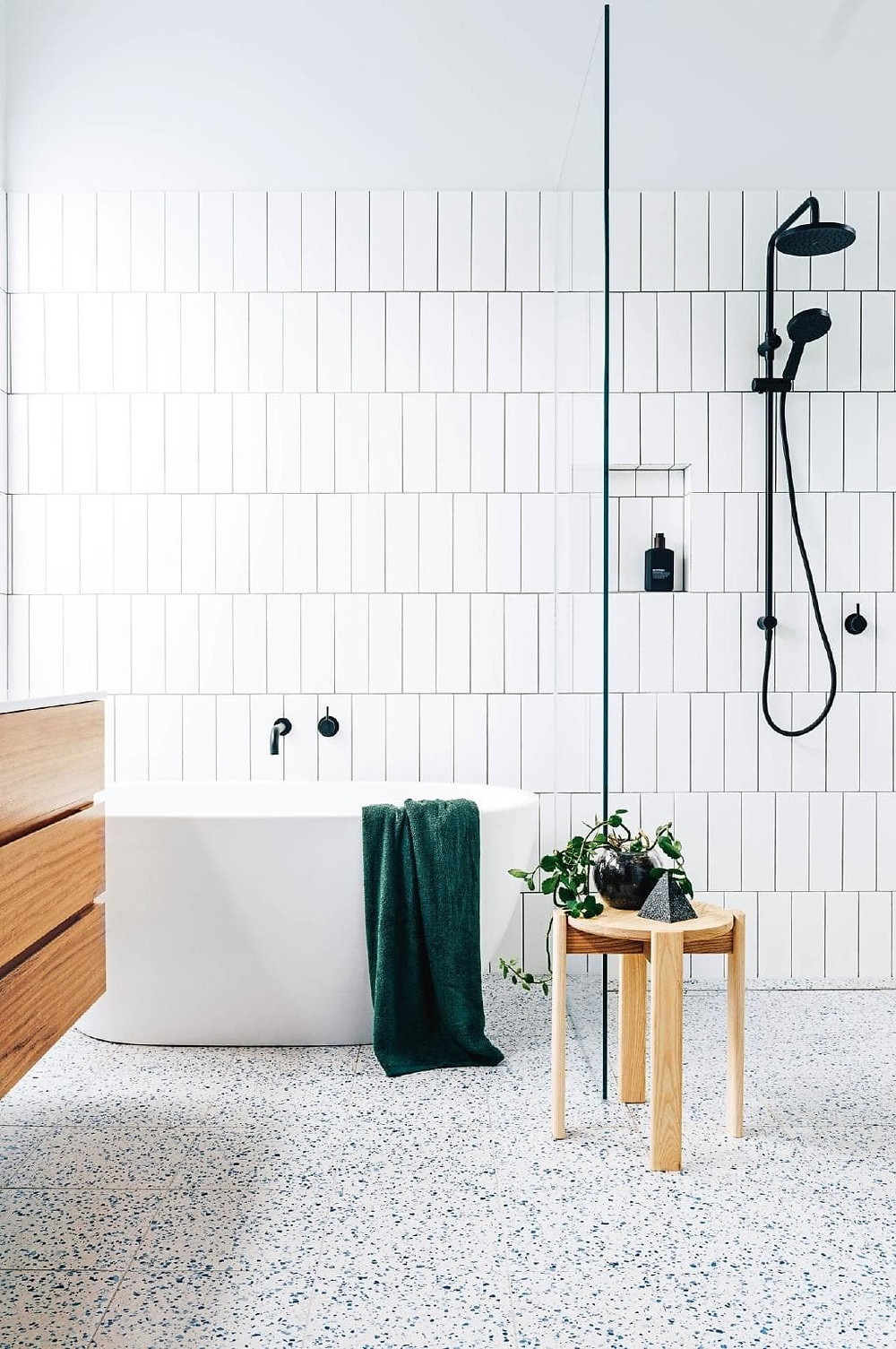 Scandinavische badkamer met witte tegels terrazzo op de vloer