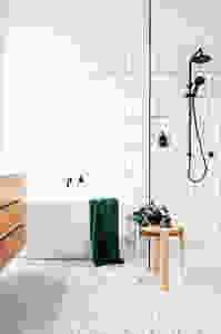 Scandinavische badkamer met witte tegels terrazzo op de vloer