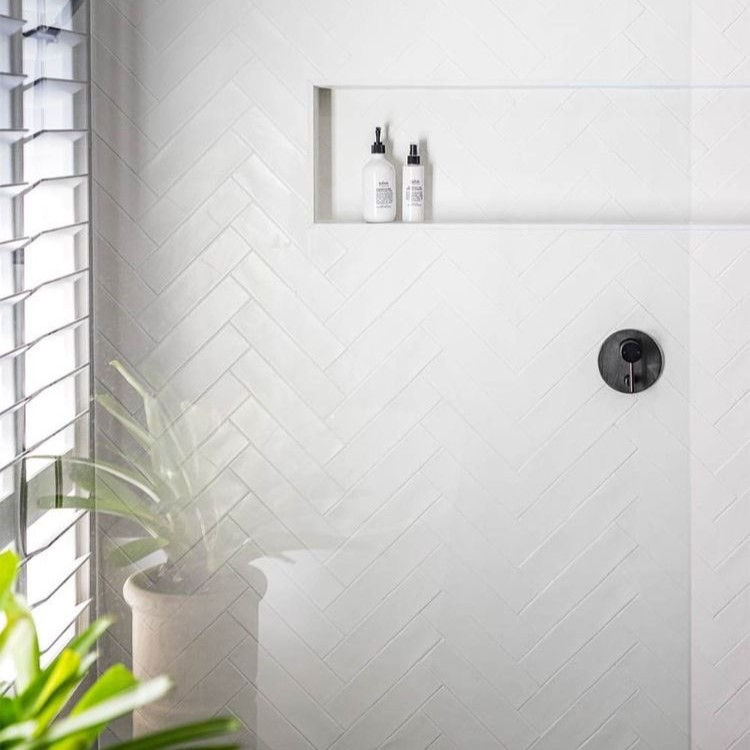 Thumbnail: Handvorm metrotegels glans wit in een badkamer