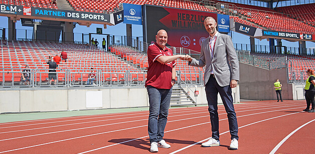 B&M Marketing Geschäftsführer Stefan Müller und 1.FCN Vorstand Niels Rossow im Max-Morlock-Stadion