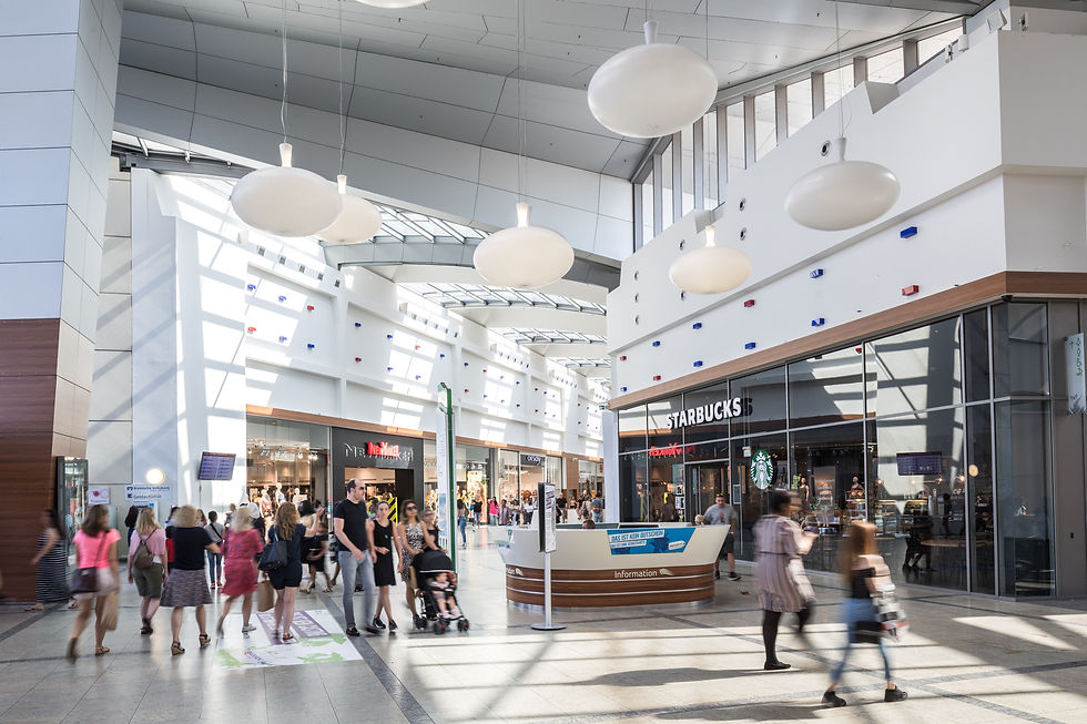 Im Inneren eines Einkaufzentrums mit hellem Innendesign.