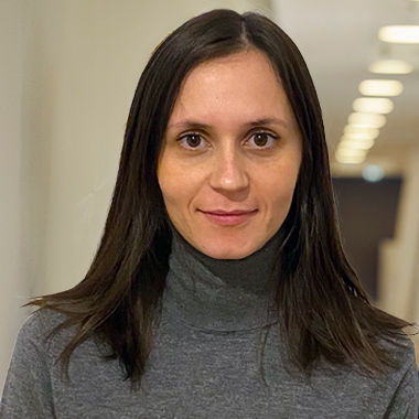 Portrait von Olha Yurkina, die freundlich in die Kamera schaut.