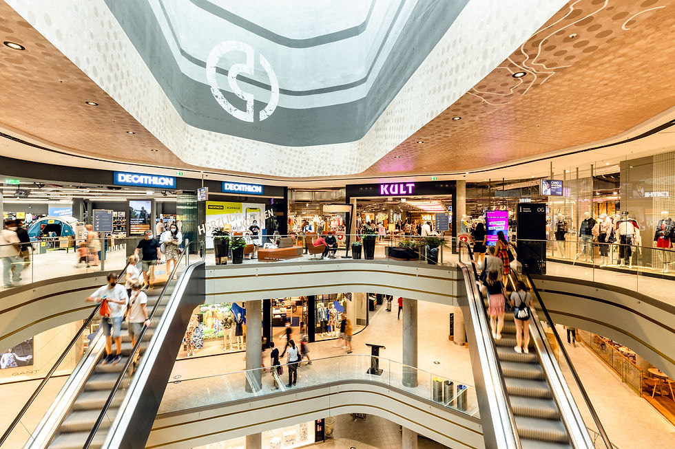 Im Inneren eines Einkaufzentrums mit hellem Innendesign.