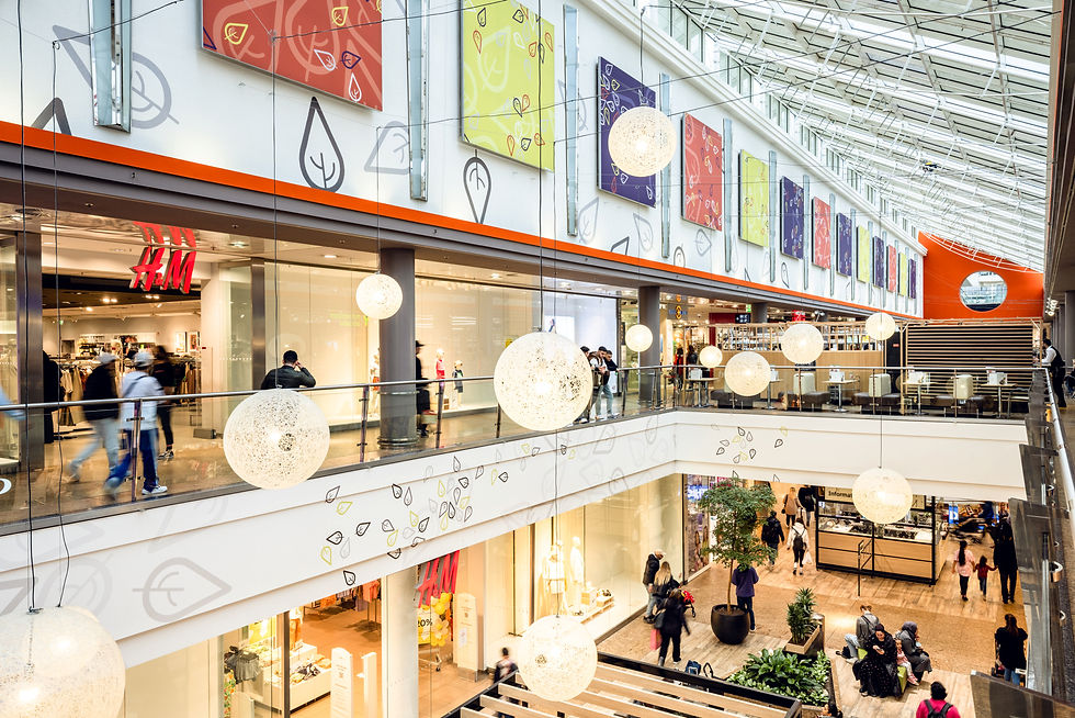 Im Inneren eines Einkaufzentrums mit hellem Innendesign.