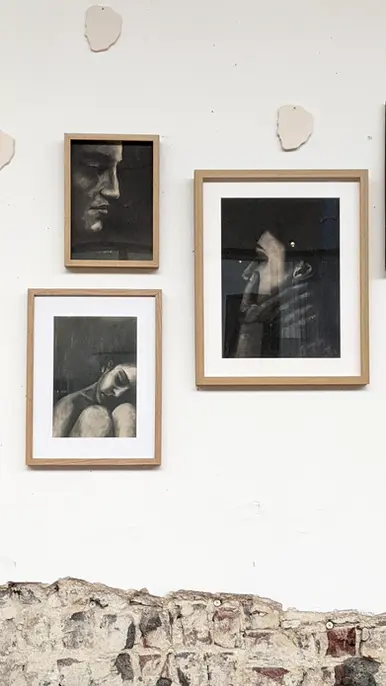 Oeuvre de Fusain sur papier naturel issue de la série Etats de présence de Fanny Goube