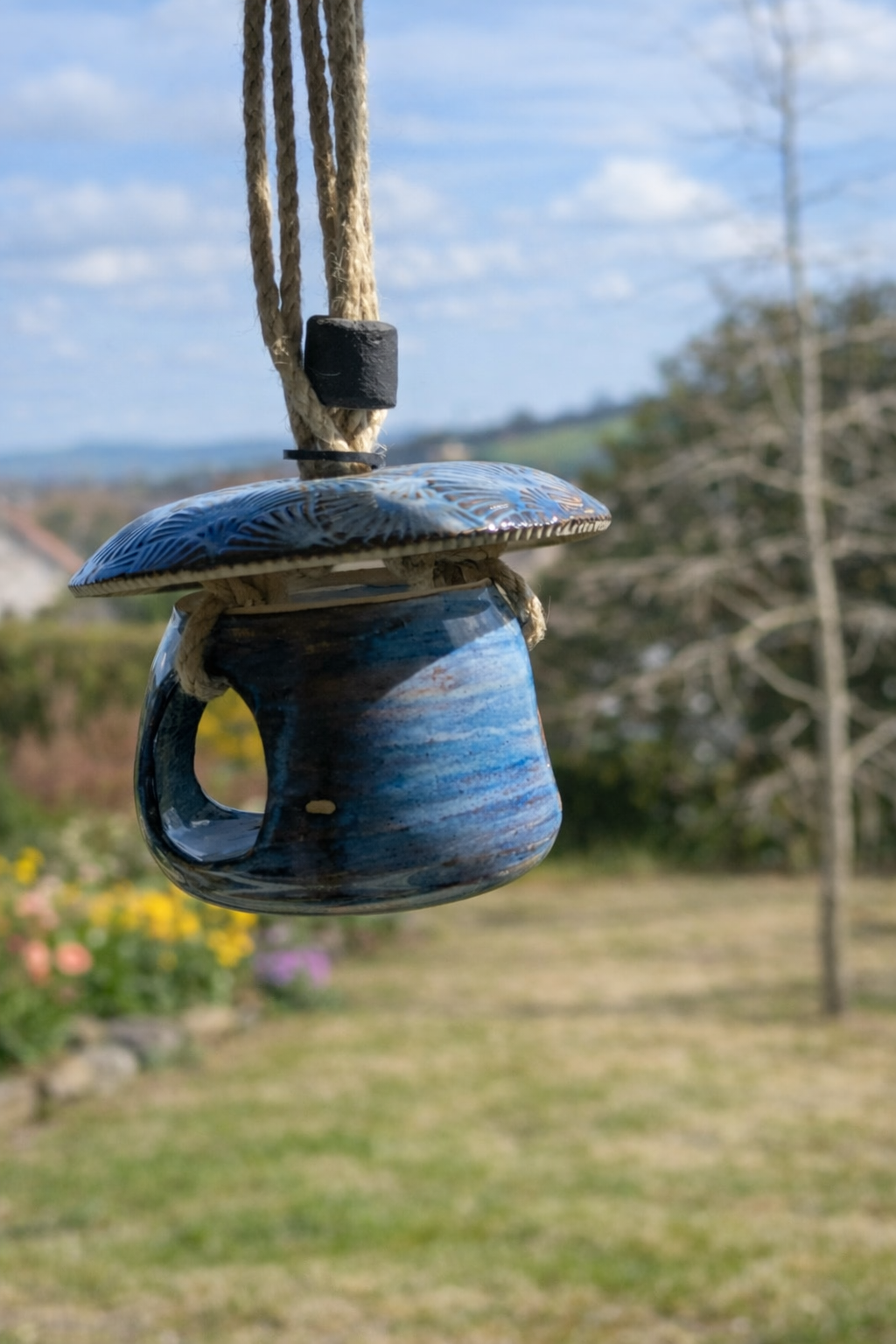 Frost‑Proof Bird Feeder with Lid – Handmade from Stoneware