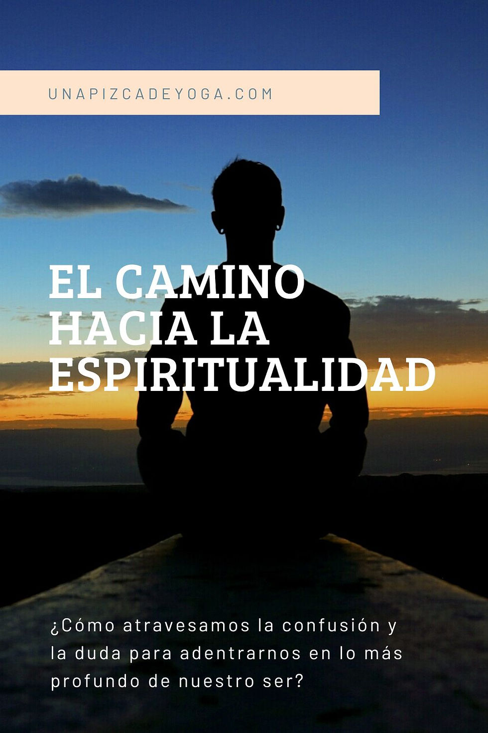 Hombre meditando al amanecer