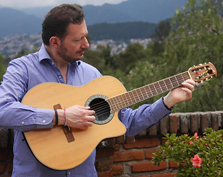 Rodolfo Serralde con Guitarra | Hombre tocando la guitarra