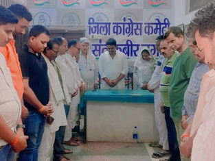 अहमदाबाद विमान हादसे में मृतकों को श्रद्धांजलि, कांग्रेस ने सरकार से मांगा इस्तीफा