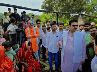 ग्राम मिश्रौलिया में भीषण आगजनी, सदर विधायक ने पीड़ित परिवार को दी मदद