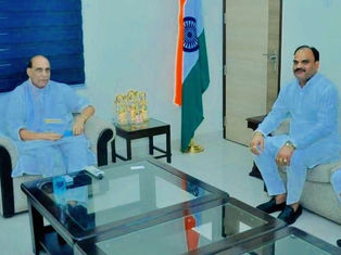 बस्ती जिले के उद्योगपति आर.सी. वर्मा ने की रक्षा मंत्री से मुलाकात, क्षेत्र की समस्याओं पर हुई चर्चा