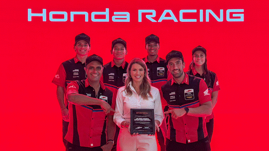 Equipe JP PRO HONDA BATERIAS PIONEIRO powered by SPORTECH BRAZIL e Fernanda Wetzstein, Gerente de Marca e Experiência da SPORTECH.
