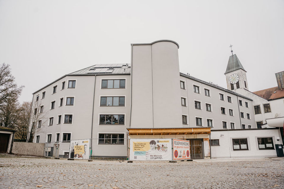 Außenansicht des Gebäudekomplexes Regens Wagner in Lauterhofen während der Sanierung