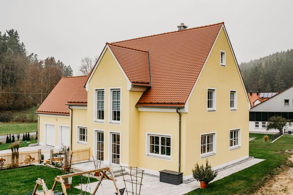Außenansicht eines Einfamilienhauses mit rotem Ziegeldach in Allersburg