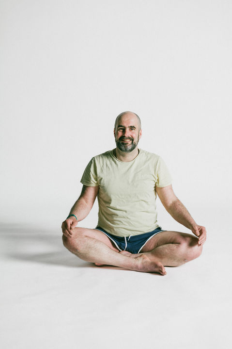 ATV Trainer Olaf im Hatha Yoga Schneidersitz im Altonaer Turnverband von 1845 e.V. 