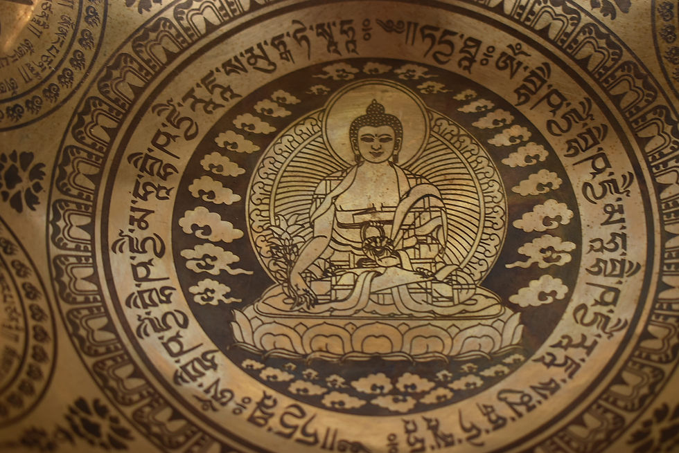 Thumbnail: Klangschale - 1472 gr. 23 gr. - Buddha Om-Symbol Gravur - Solarplexus/Bauch