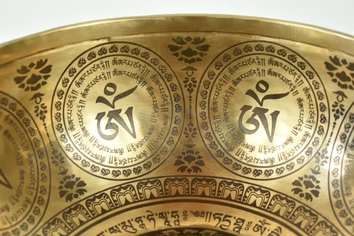 Miniaturbild: Klangschale - 1474 gr. 22 cm - Buddha/Om-Symbol - Universal/Solarplexus