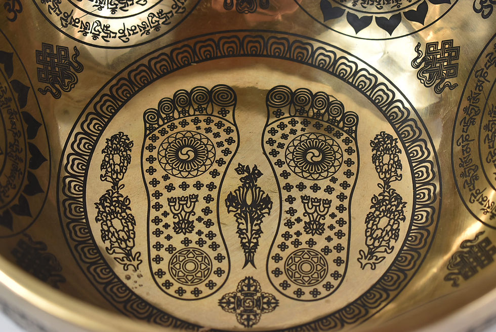 Miniaturbild: Klangschale Gravur - Fußabdrücke Buddhas - 1972 gr. 26 cm - Beckenschale